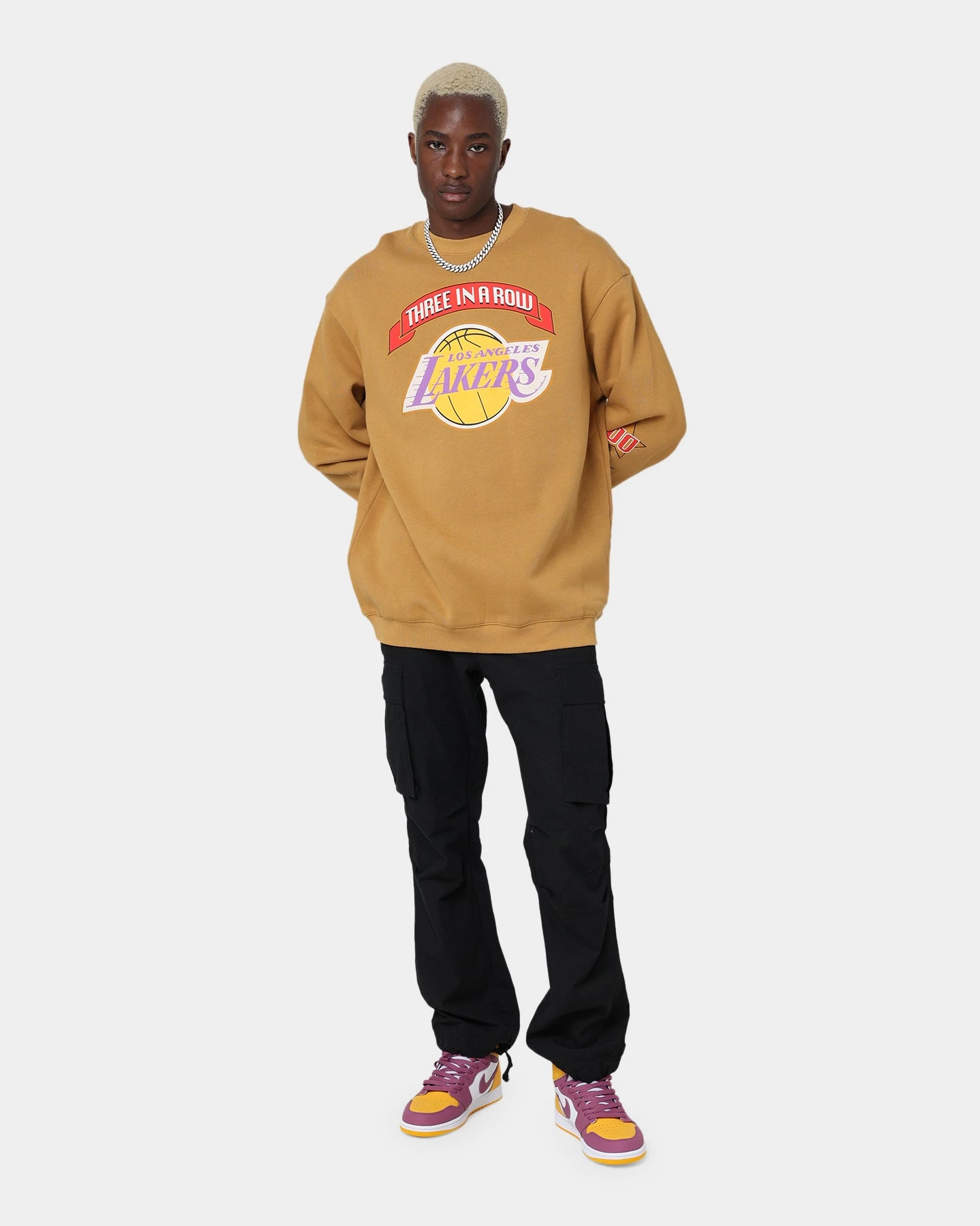 Mitchell & Ness Los Angeles Lakers 3-Peat Crewneck Bone Brown - Image 2