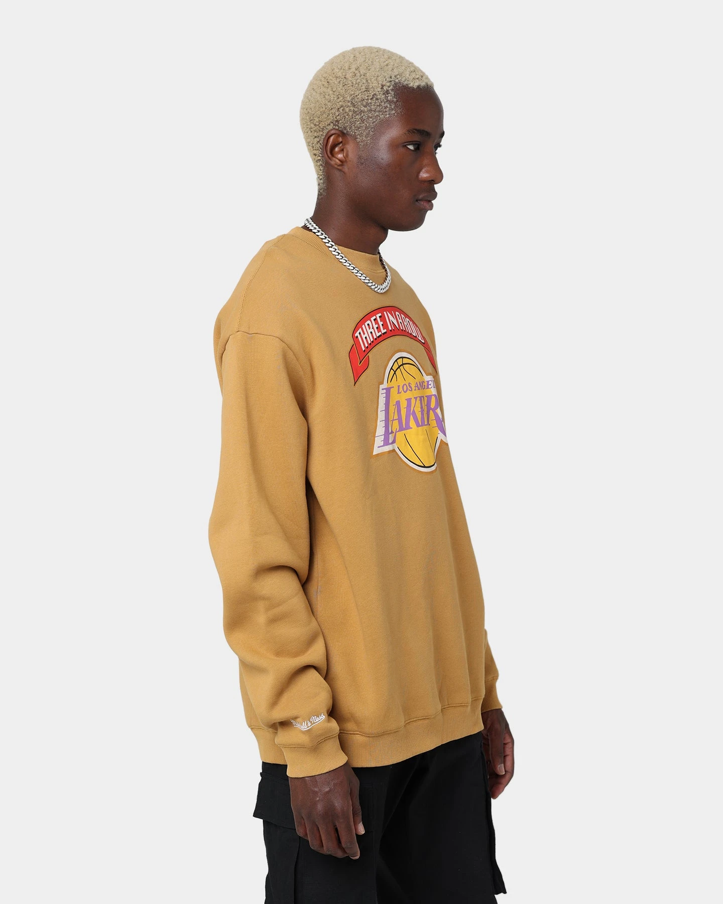 Mitchell & Ness Los Angeles Lakers 3-Peat Crewneck Bone Brown - Image 5